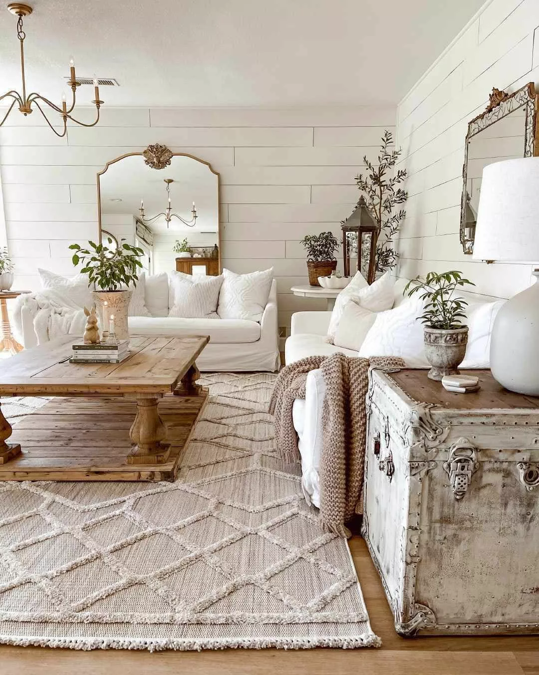 Discover the perfect blend of rustic charm and modern elegance in this inviting farmhouse living room.