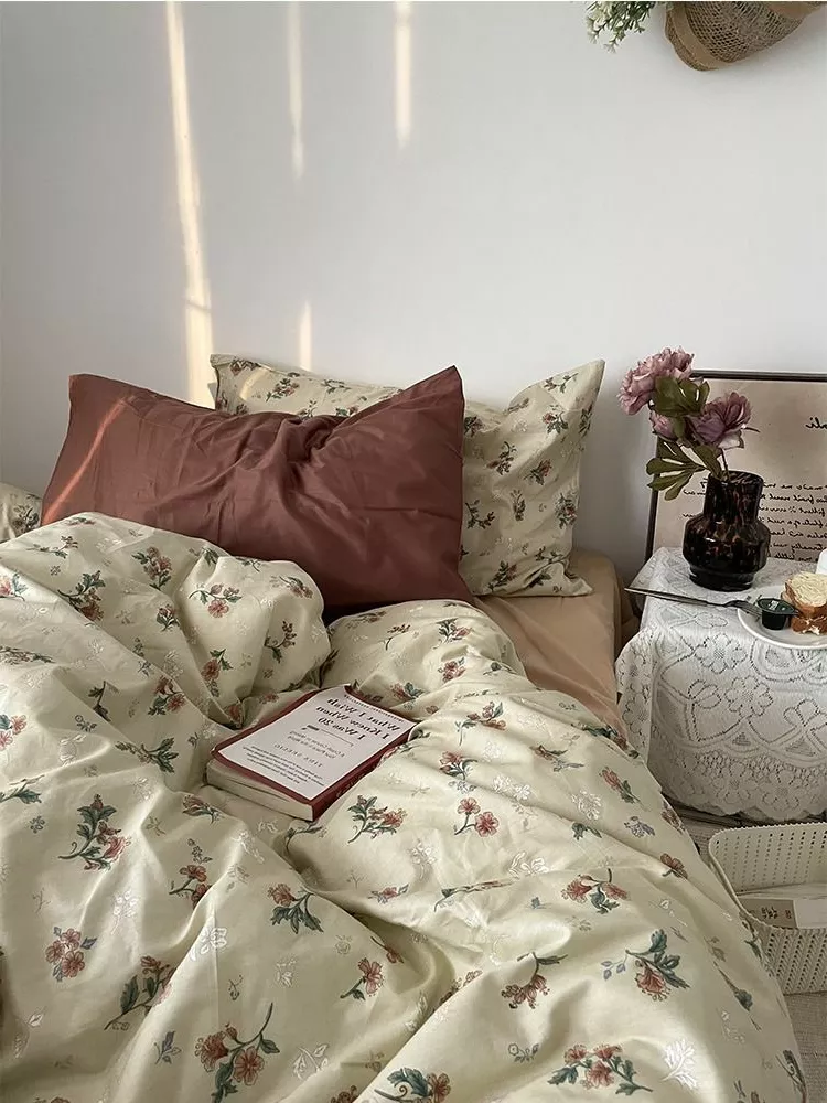 Dive into a floral paradise with our exquisite bedding set, bringing warmth and style to any bedroom.