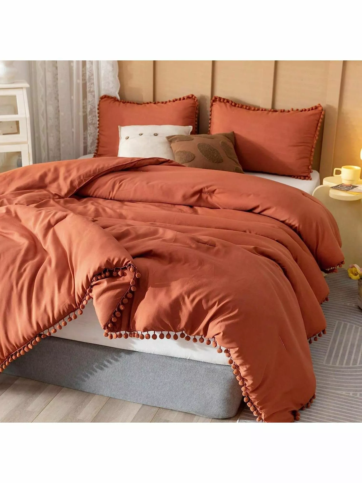 Transform your bedroom into a cozy haven with this autumn-inspired bedding set that combines warm tones and playful pom-pom accents for a perfect seasonal touch.