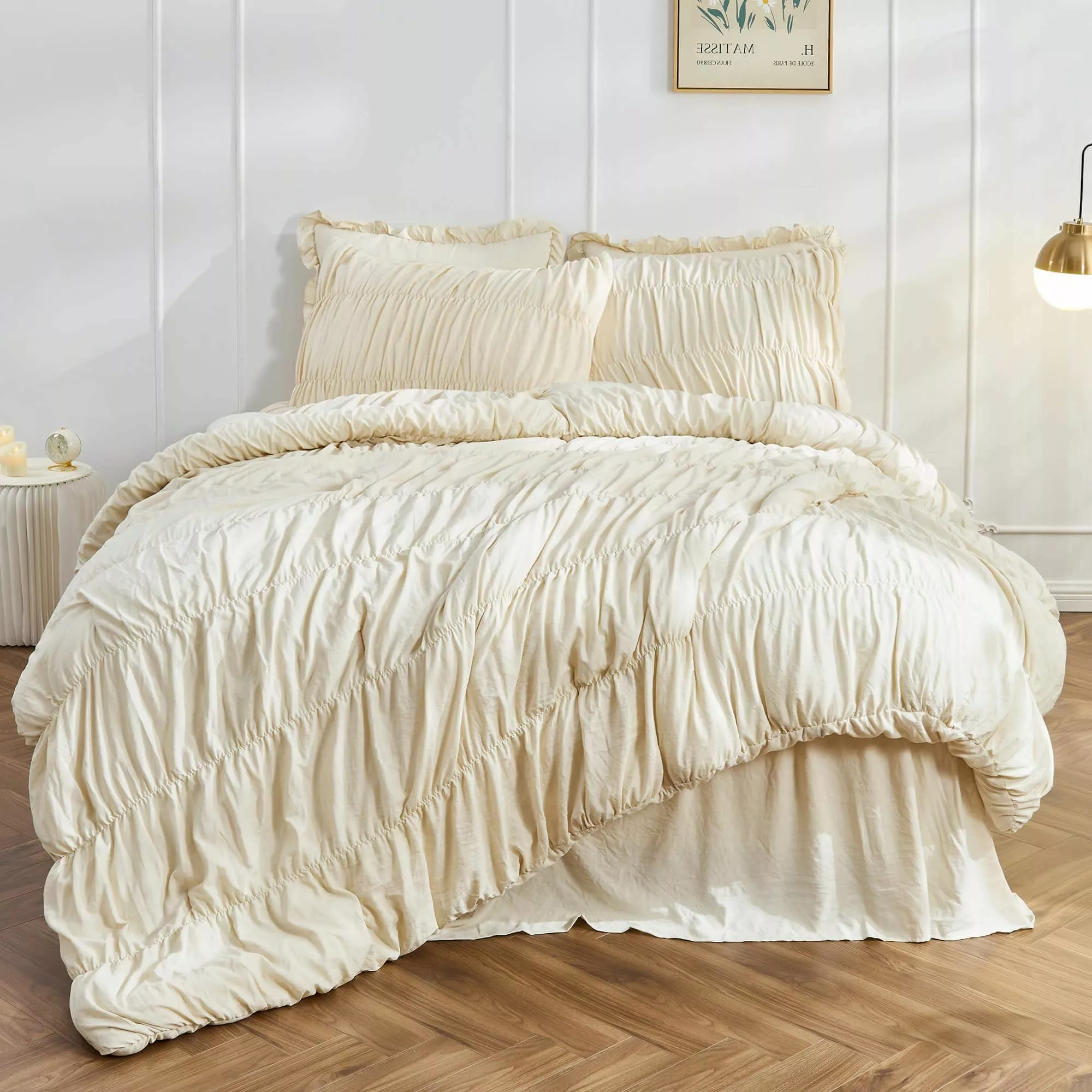 Experience the epitome of comfort and style with this plush ruffled cream bedding set designed to elevate your bedroom's aesthetic.