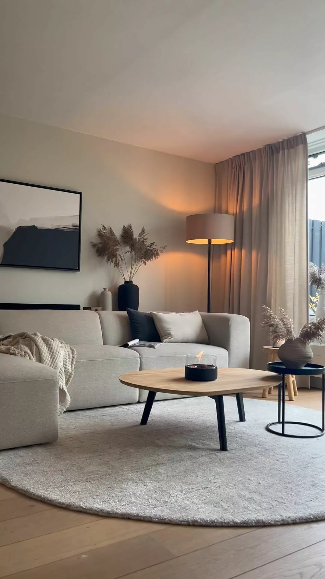 Explore a beautifully decorated living room featuring minimalist furniture and warm earth tones, perfect for creating a relaxing atmosphere.