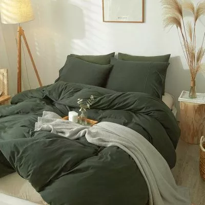 Experience serene elegance with this lush forest green bedding set. Perfect for creating a cozy and stylish sanctuary.