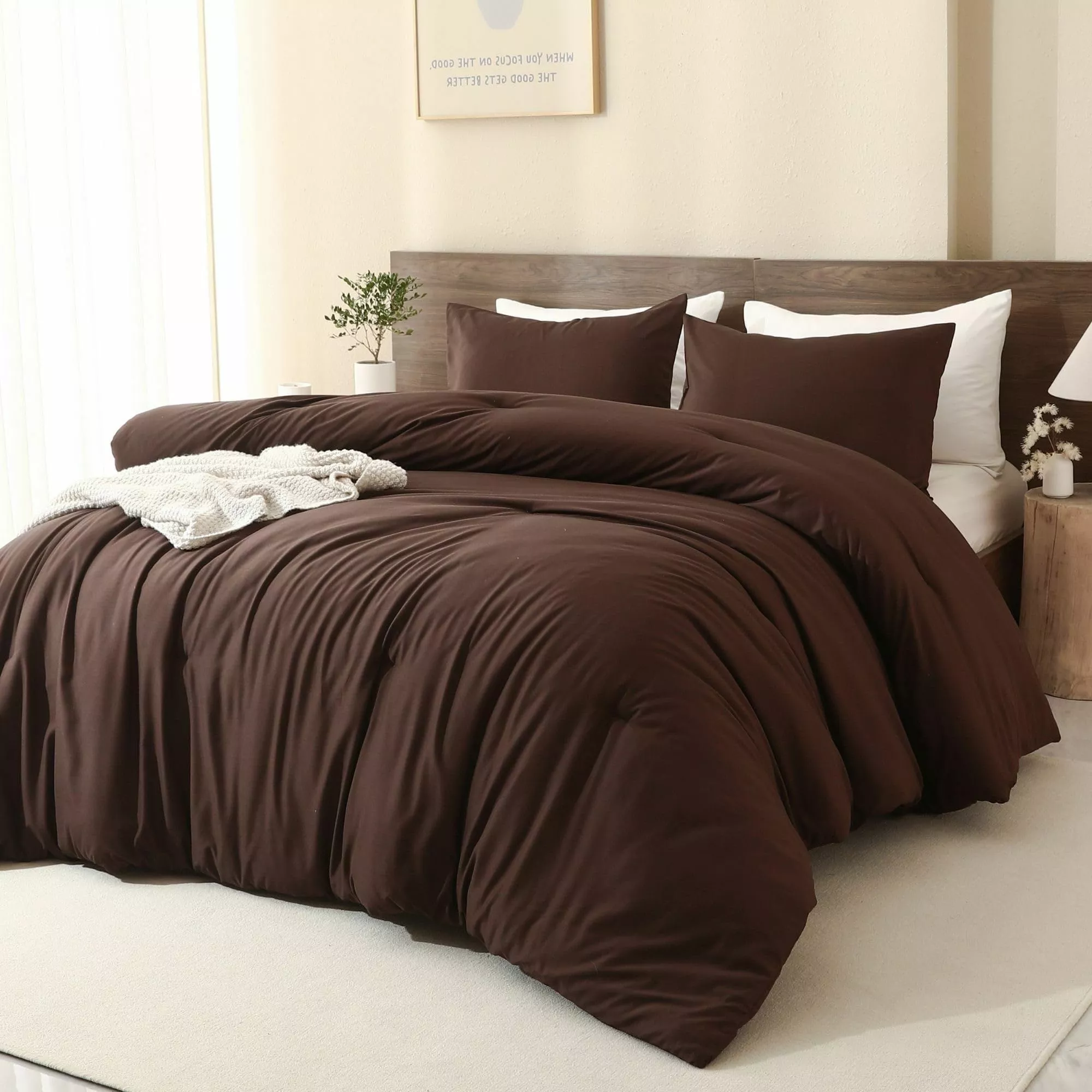 Transform your bedroom into a serene retreat with this plush, deep brown bedding set, designed for both comfort and style.