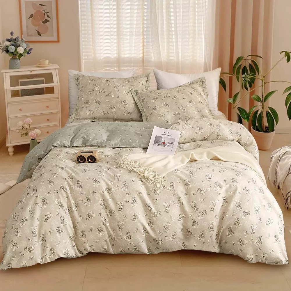 Transform your bedroom into a serene retreat with this exquisite floral bedding set, offering a blend of comfort and style.